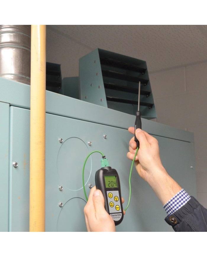 ETI Termometer Therma® Elite för givare termoelement typ K. Exklusive givare. Bakbelyst display. Tålig industri-termometer, mätområde -100 to 1370 °C, upplösning 0,1°C. Med kalibreringscertifikat. Levereras i fodral