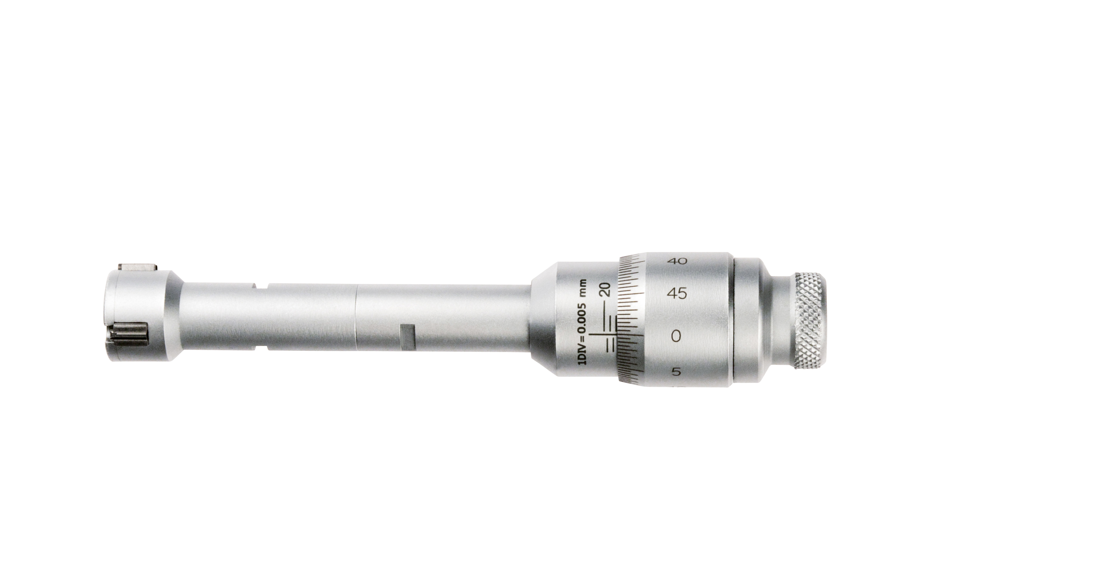Analog invändig trepunktsmikrometer av Holtest-typ. Mätområde Ø3,5–4 mm. Skalindelning 0,001 mm. Självcentrerande. Hårdmetallmätytor. Set levereras med inställningsringar och förlängning i träetui. Snabb och noggrann mätning av invändiga mått.