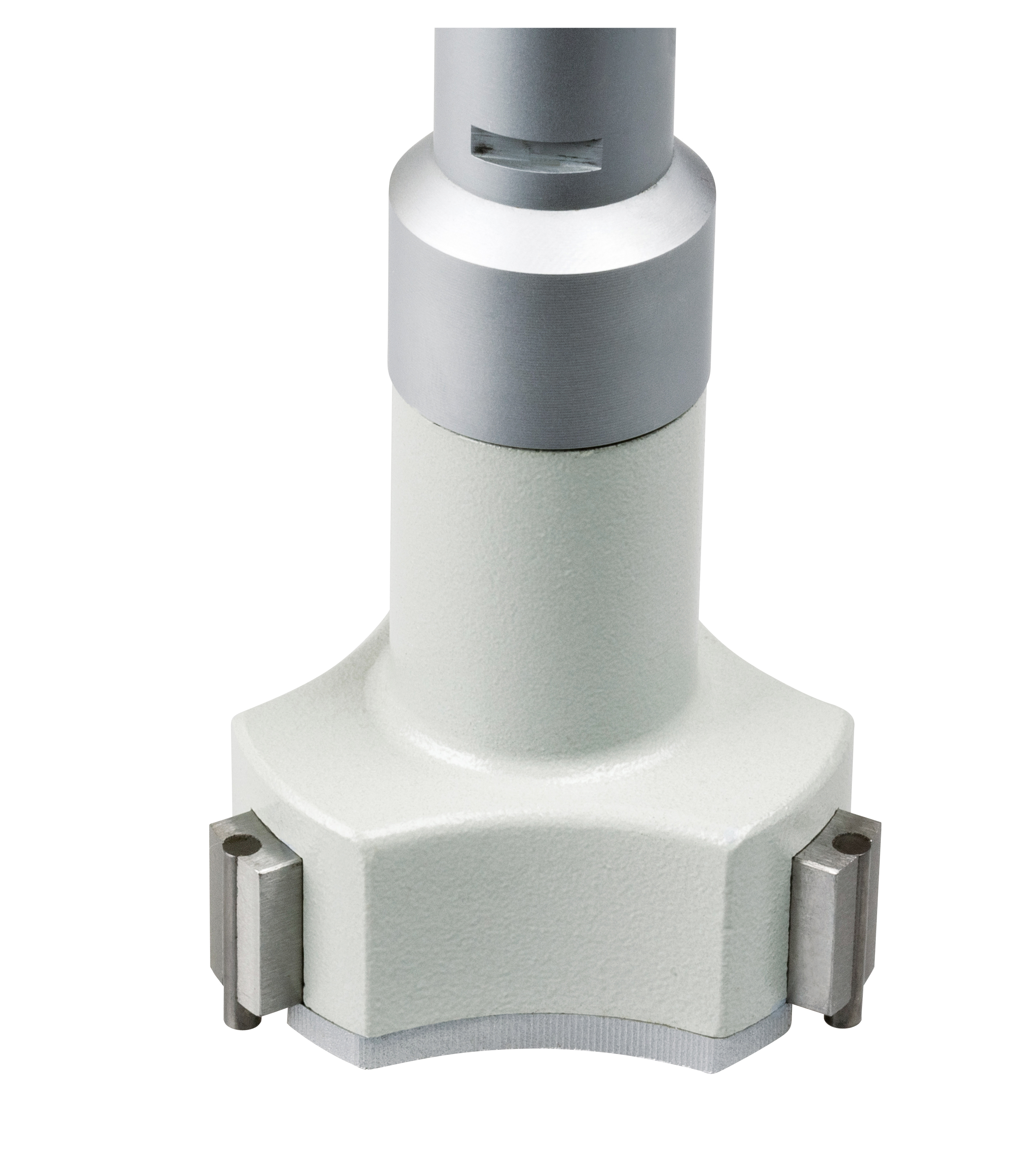 Analog invändig trepunktsmikrometer av Holtest-typ med tillverkarens mätprotokoll. Mätområde Ø20–25 mm. Självcentrerande. Hårdmetallmätytor. För bottenhål. Analog skalindelning 0,001/0,005 mm; digital upplösning 0,001 mm, mm/tum, IP54, batteri V357. Levereras i aluminiumetui.